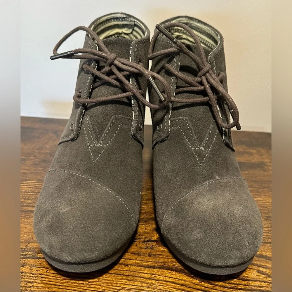 Tom’s Women’s Gray Suede Wedge Booties Size 9